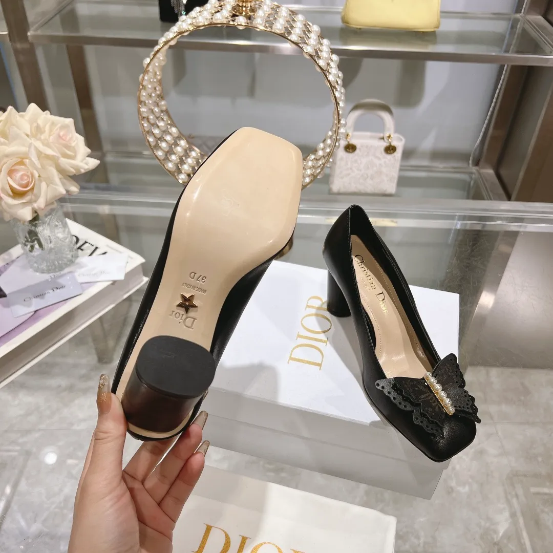 👟👟Ex-factory price 560👟👟 2024 early spring new style ◼️Dior ◼️Dior spring and summer latest fashion show haute couture series sandals Bow Mary Jane ——— Ldylle retro Roman style doll women's sandals CD pearl five metal buckle bow low-heeled women's single shoes Original development top high-end version Material: imported cow patent leather upper + water-dyed sheepskin lining + original molded pearl buckle + Italian genuine leather outsole Size: 34-40 (34.40. Customization is non-refundable and non-exchangeable) Heel height: 4.5cm 8.5cm